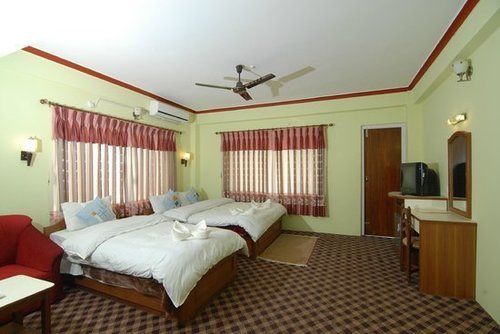 Hotel Lake House Pokhara Exterior photo
