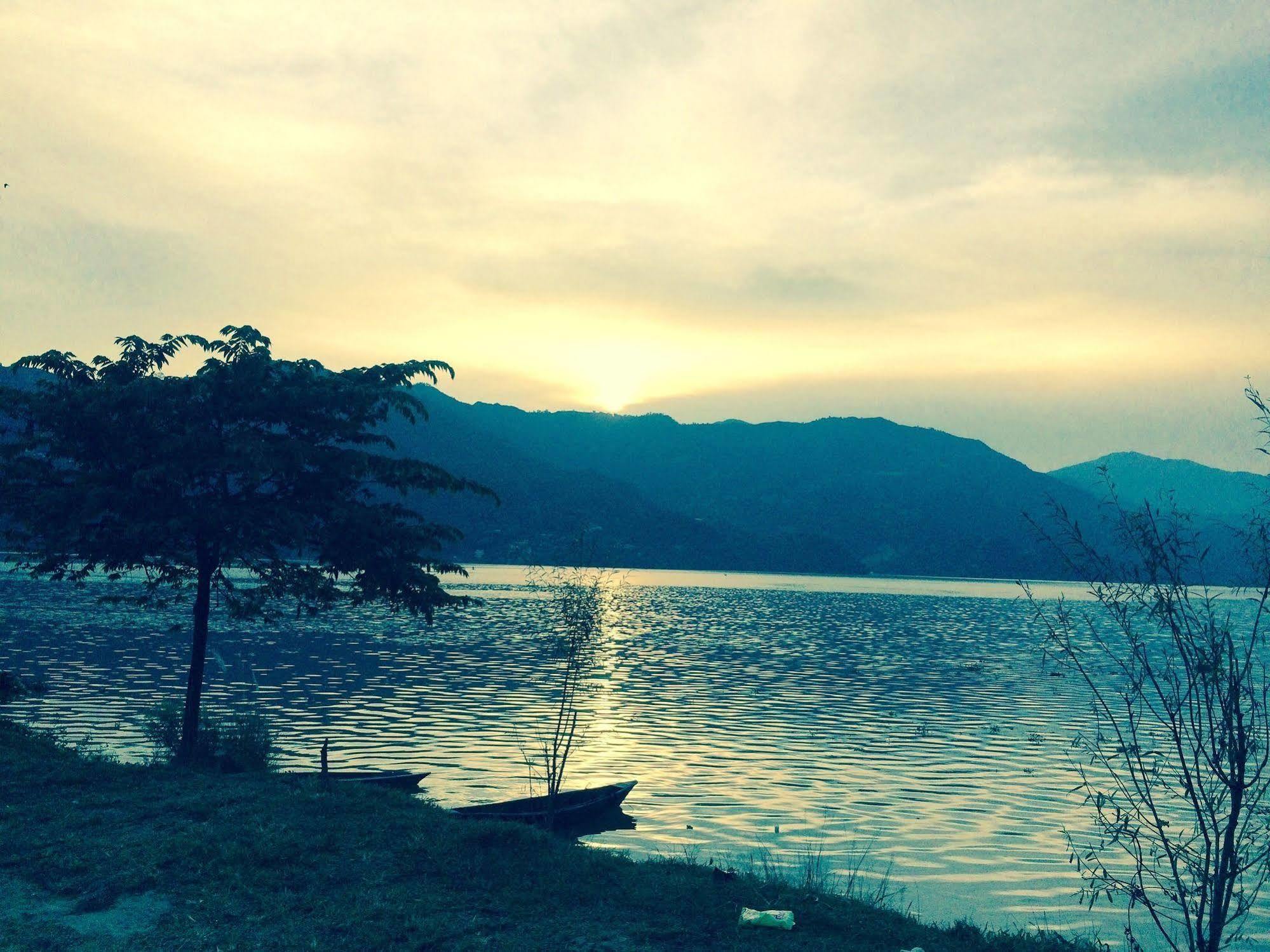 Hotel Lake House Pokhara Exterior photo